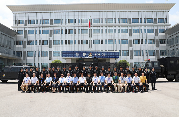 長沙市公安局特邀形象監(jiān)督員胡均安受邀赴市特巡警支隊調研